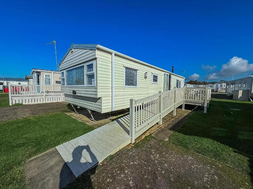 Charming Caravan At Manor Park, Nearby Hunstanton Beach In Norfolk Ref 23035C, Hunstanton
