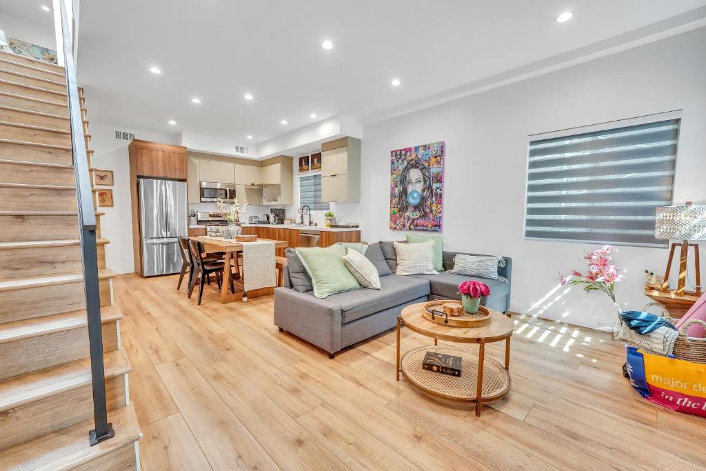 Luxe Townhome Newly-Built, Sherman Oaks Community Hospital Heliport