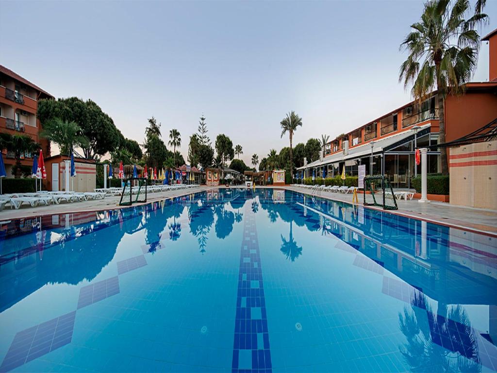 Club Turtas Beach - All Inclusive — Swimming pool in Alanya