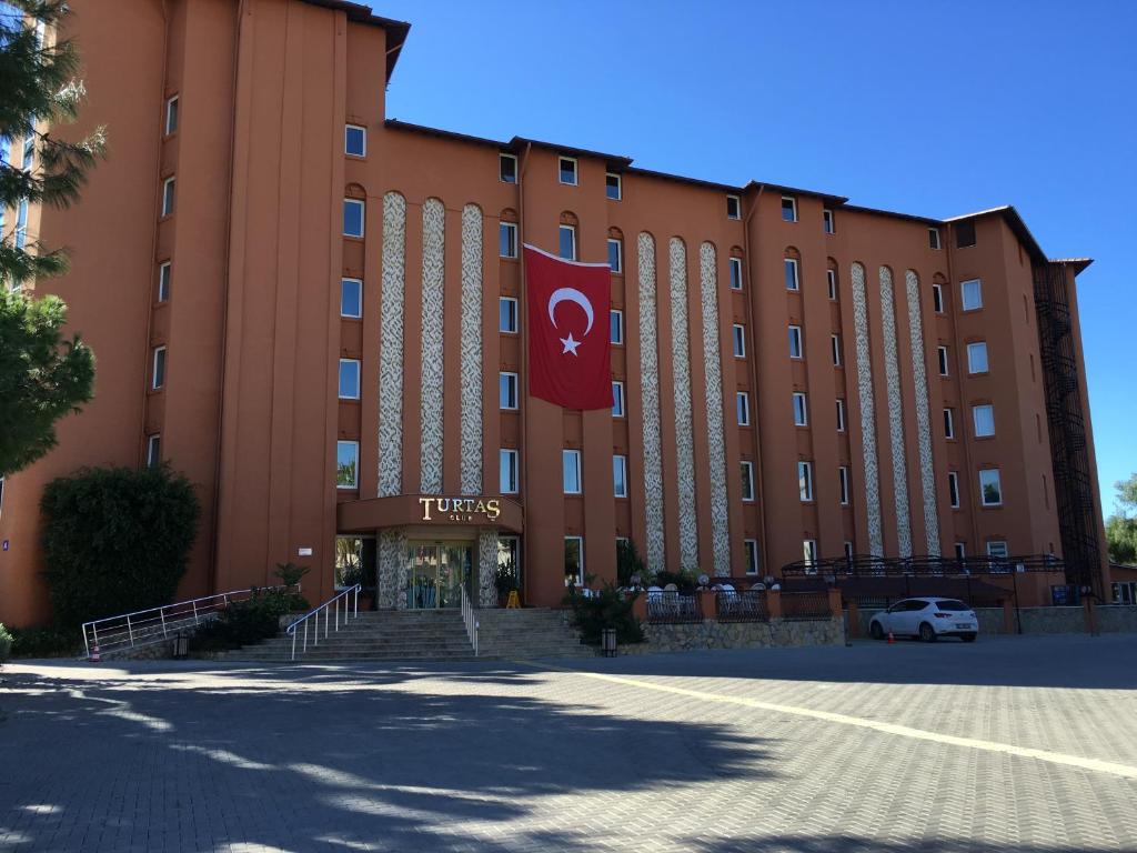 Club Turtas Beach - All Inclusive — Hotel building in Alanya
