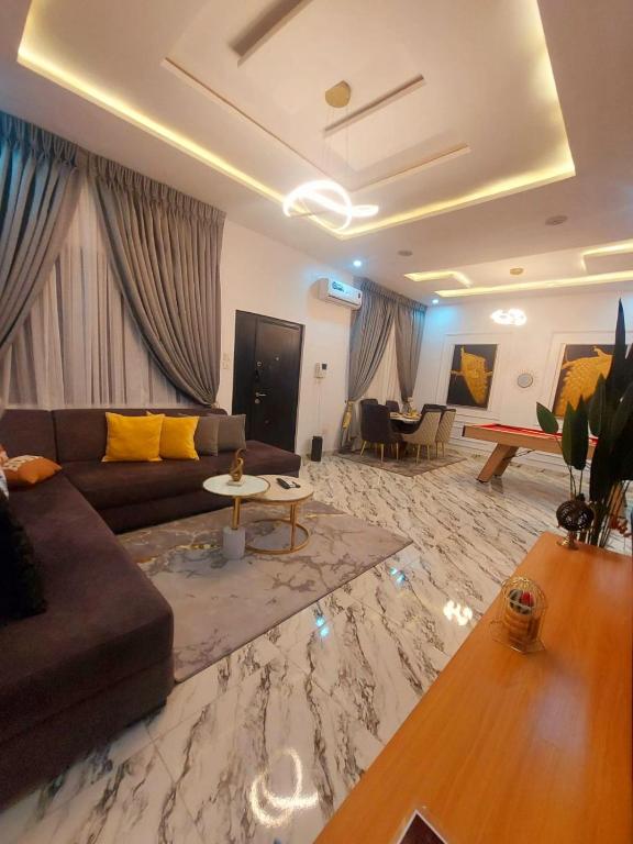 3Bed Profssnal & Family Friendly with Swimming pool, Work Stns, PS5, Gym & near Beaches, Lagos