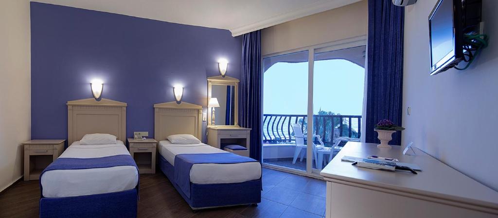 Club Turtas Beach - All Inclusive — Hotel rooms in Alanya