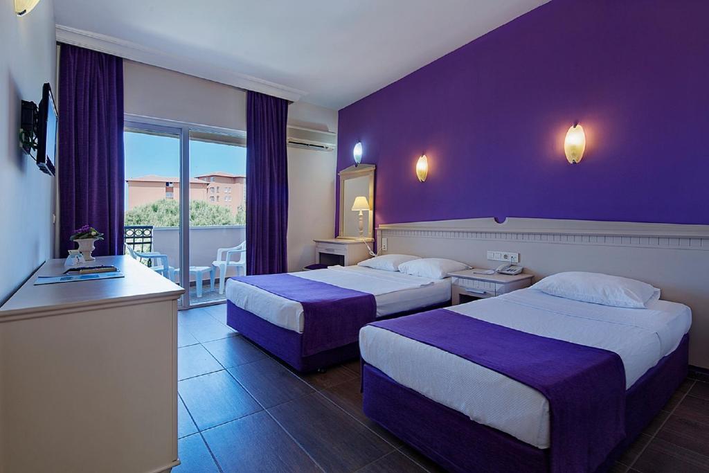 Club Turtas Beach - All Inclusive — Hotel rooms in Alanya