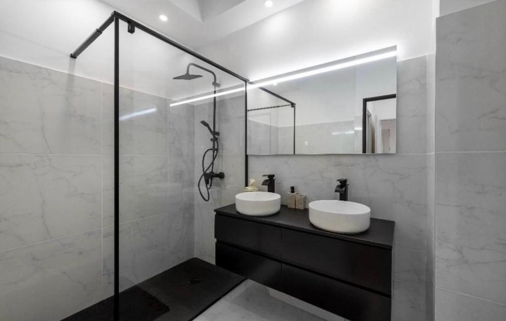 Appartement haut standing - Luxury apartment - Cannes- Croisette- Centre ville- Vue Tennis -Vue Piscine -Parking privé - Terrasse- Plage - 5