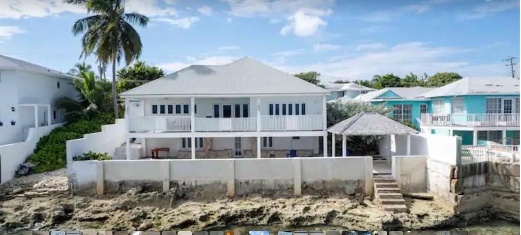 Villa-San-Souci Oceanfront, Gated 3-Bedroom, Free Parking, Nassau