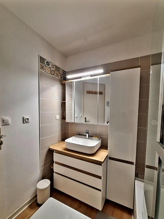 Superbe appartement climatisé, résidence avec piscine, proche des commerces et du port - 4