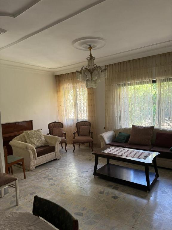 Abdoun apartment with a garden, Ammán