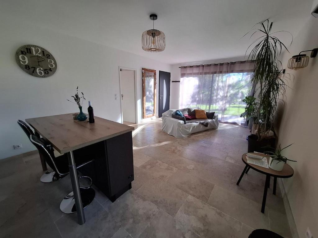 PINE and house DIRECTION with private jacuzzi -, Istres