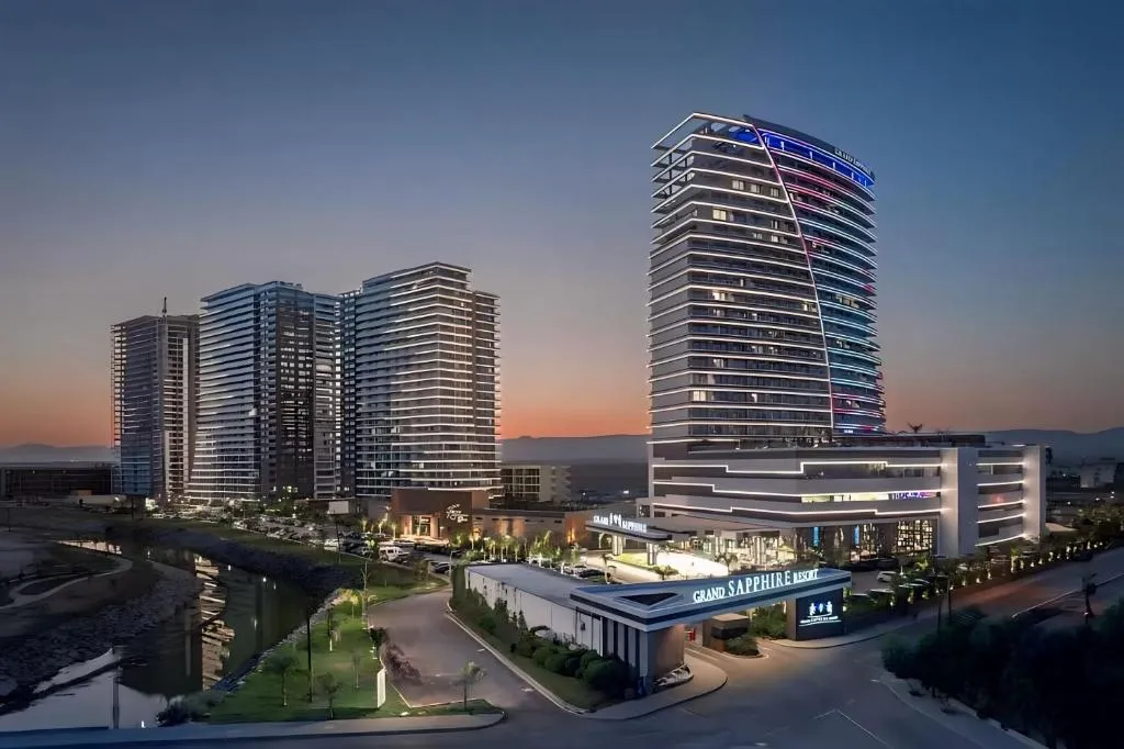 Luxury Apartments with Sea View and Mountain View in Grand Sapphire Resort, hotel in Iskele