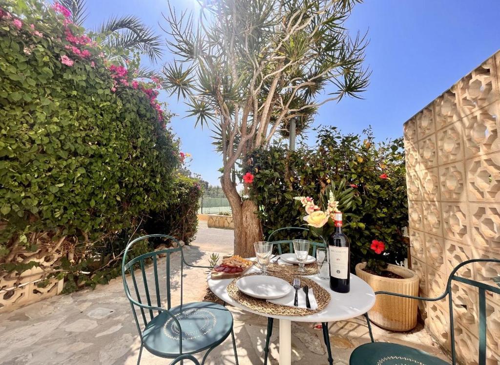 Estudio mediterráneo con piscina y parking gratis - 2