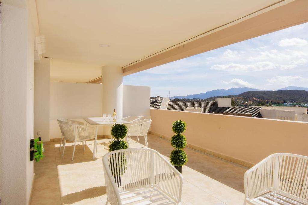 A Estrenar con Terraza Piscina y Parking Gratis - 3