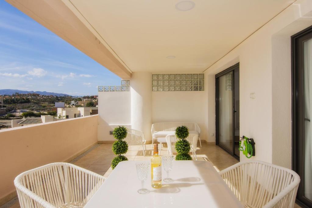 A Estrenar con Terraza Piscina y Parking Gratis - 4