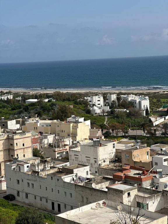 Appartement Vue Mer avec Jacuzzi Tout équipé proche centre-ville Bienvenue à Bizerte dans un appartement haut standing avec une vue imprenable sur la mer Situé à seulement 5 minutes du centre-ville, Bizerte