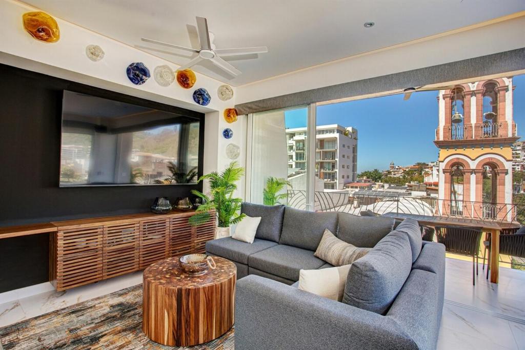 DVine Escape Chic 2BR 2BA with Rooftop Pool and Oasis - 1