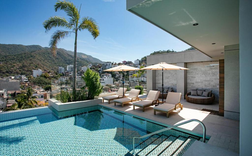 DVine Escape Chic 2BR 2BA with Rooftop Pool and Oasis - 3