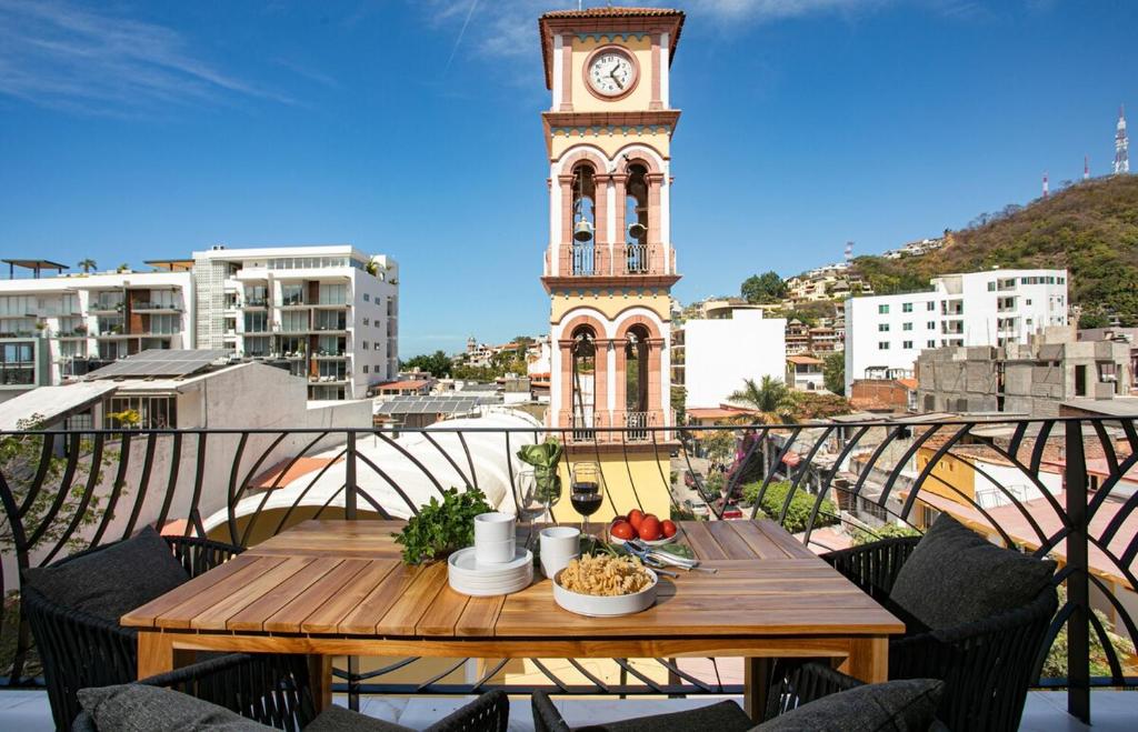 DVine Escape Chic 2BR 2BA with Rooftop Pool and Oasis - 4