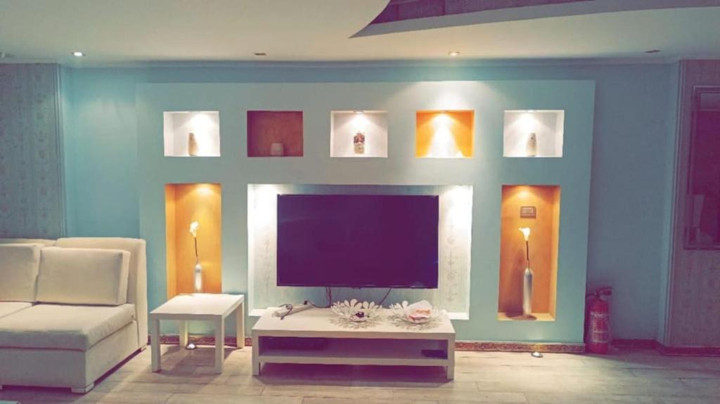 The Smallville Pyramids, Káhira