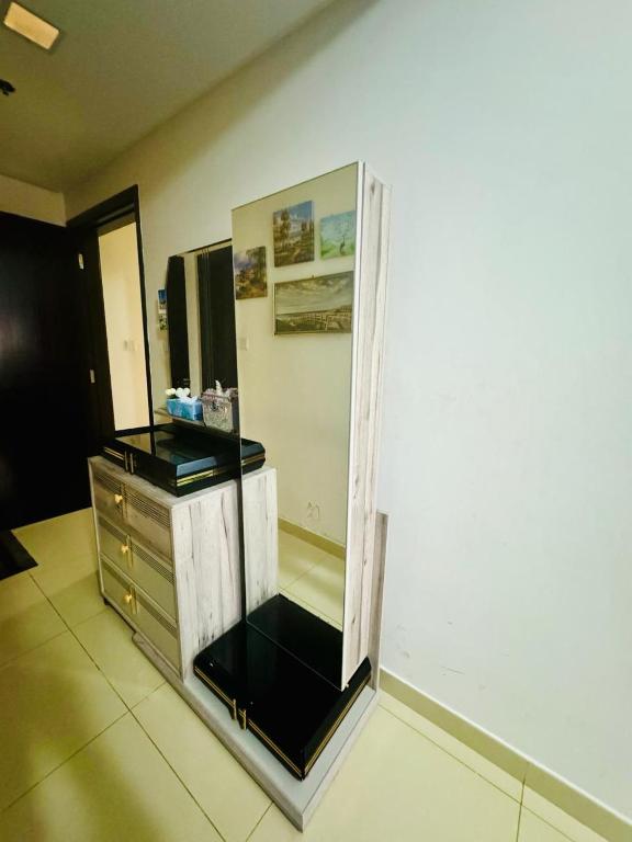 Beautiful Luxury Room with attached washroom only one large room not entire apartment, Dubaï