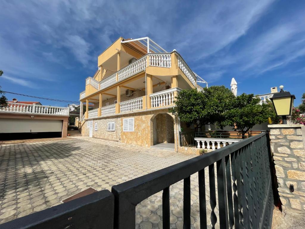 Villa sun Seget Vranjica의 발코니 또는 해변 전경