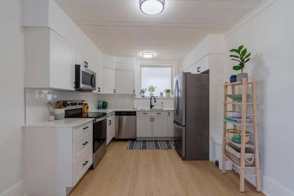 Charming 3BR Beach House 객실