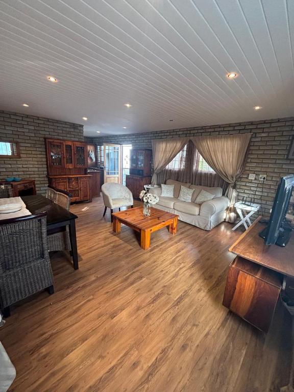 33 On Loop, Flat 3, Ladybrand