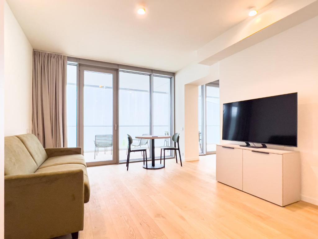 Waterfront Suite 2 - 4