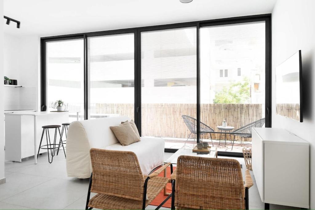 Beachfront 2BR withTerrace in TLV By SweetyGuest, Tel Aviv