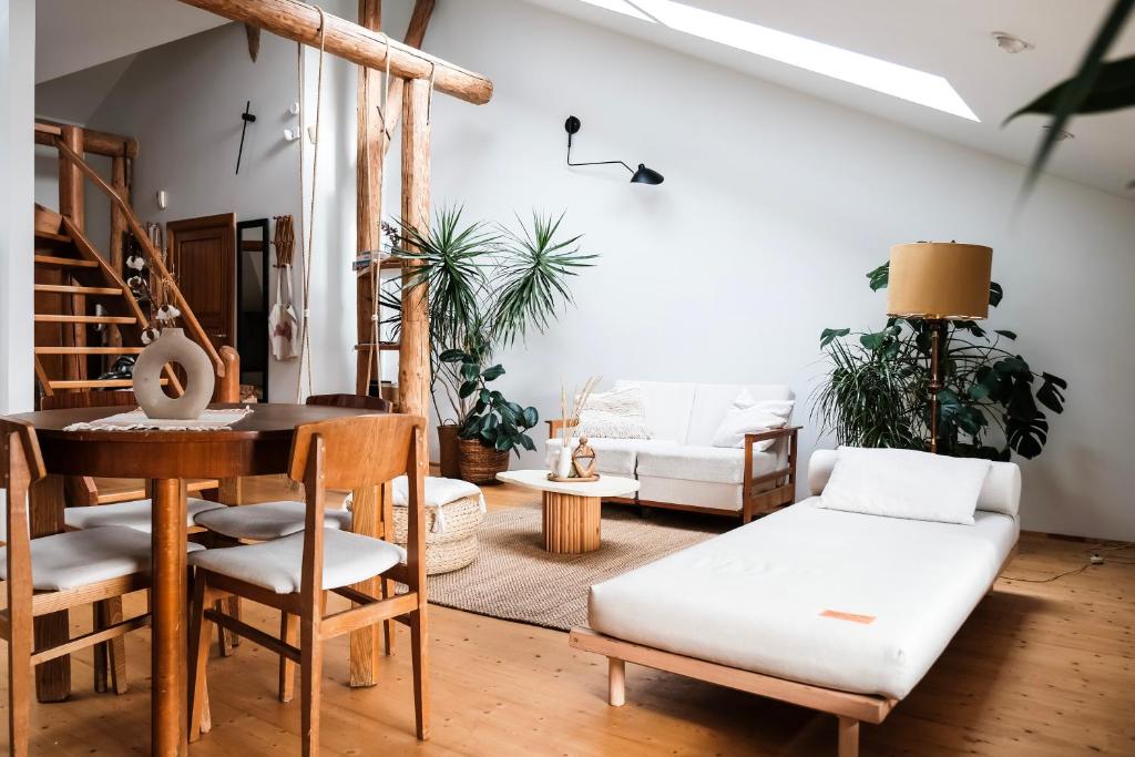 White Loft Riga in City Center with 2 King Size Beds, Riga