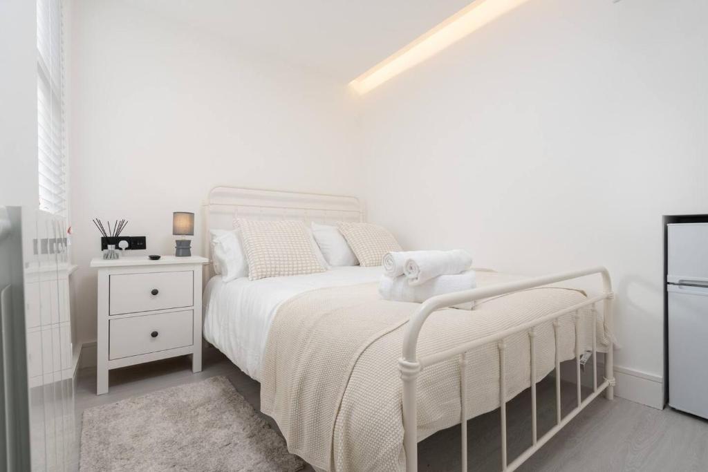 Work Desk Private Ensuite Minifridge Parking, Liverpool