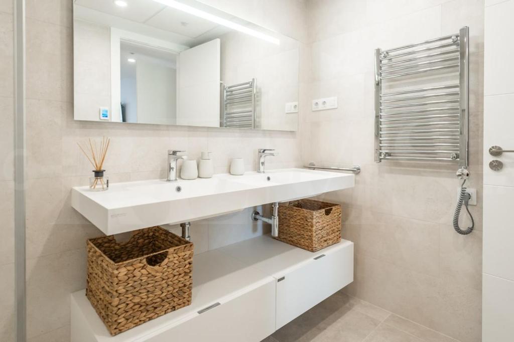 Elegant 2 bedroom gem with terrace and parking REMS - 5