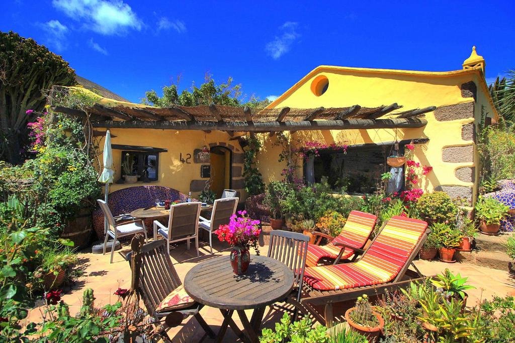 FELIZ - Sauna, beheizter Pool, Sonnenbett, Spielplatz, 2x2 m Bett, Tías