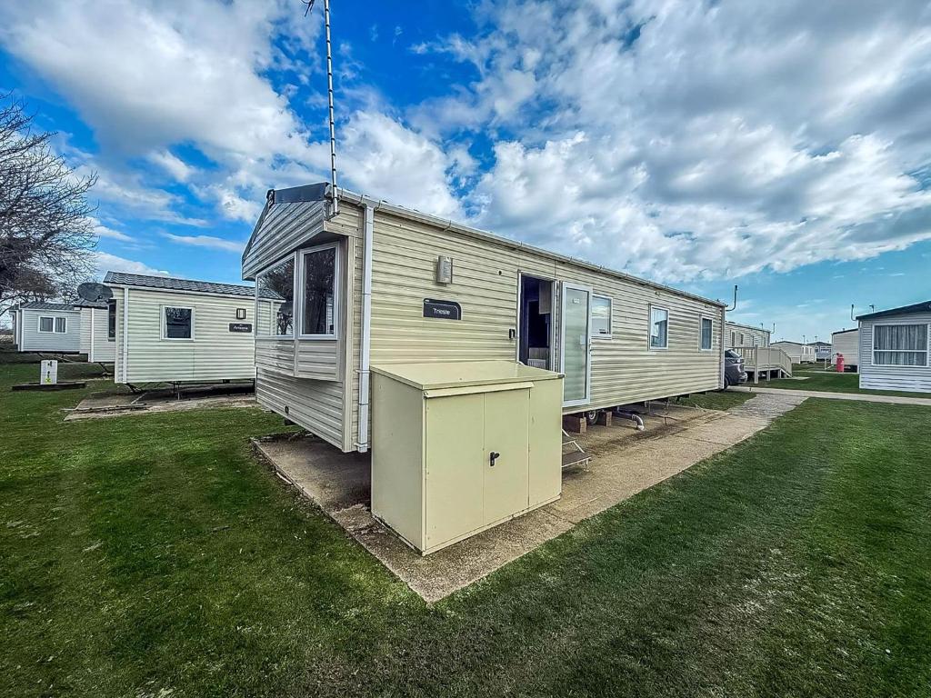 Homely Caravan With Free Wifi At Broadland Sands Park, Suffolk Ref 20002Bs, Hopton on Sea