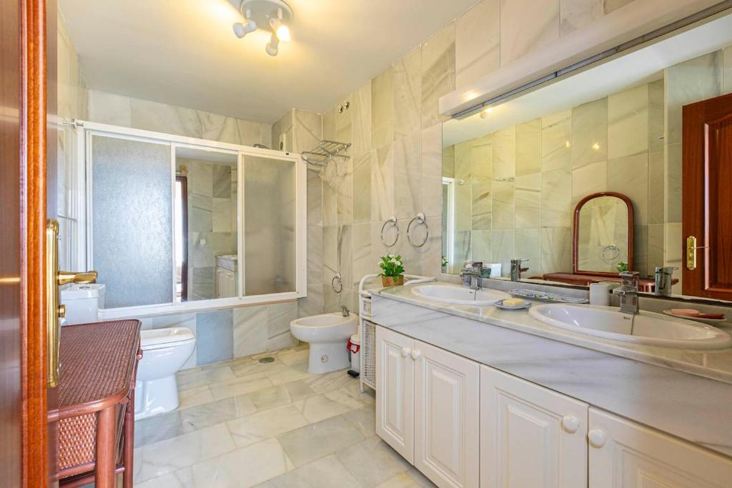 MARBELLA HOME RENTALS - Puerto Banus, Spacious 3BR apartment - 3