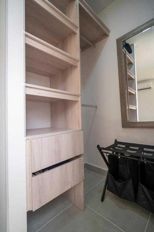 Modern apartment minutes from the beach - 4