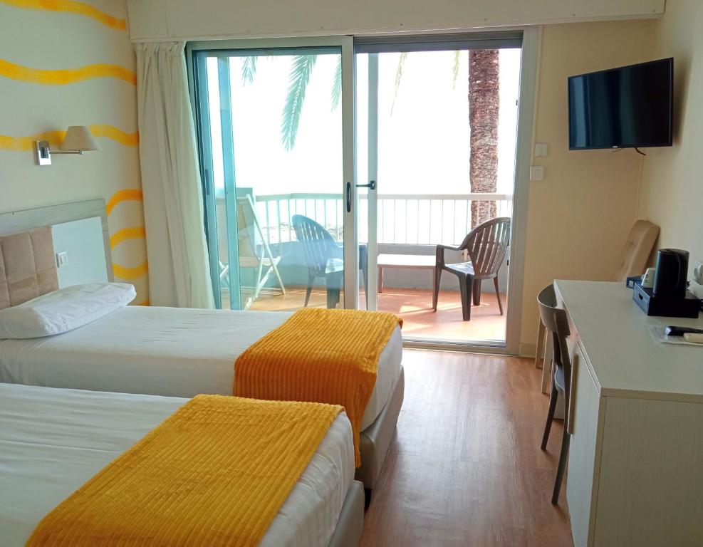 Double or Twin Room with Balcony and Sea View
