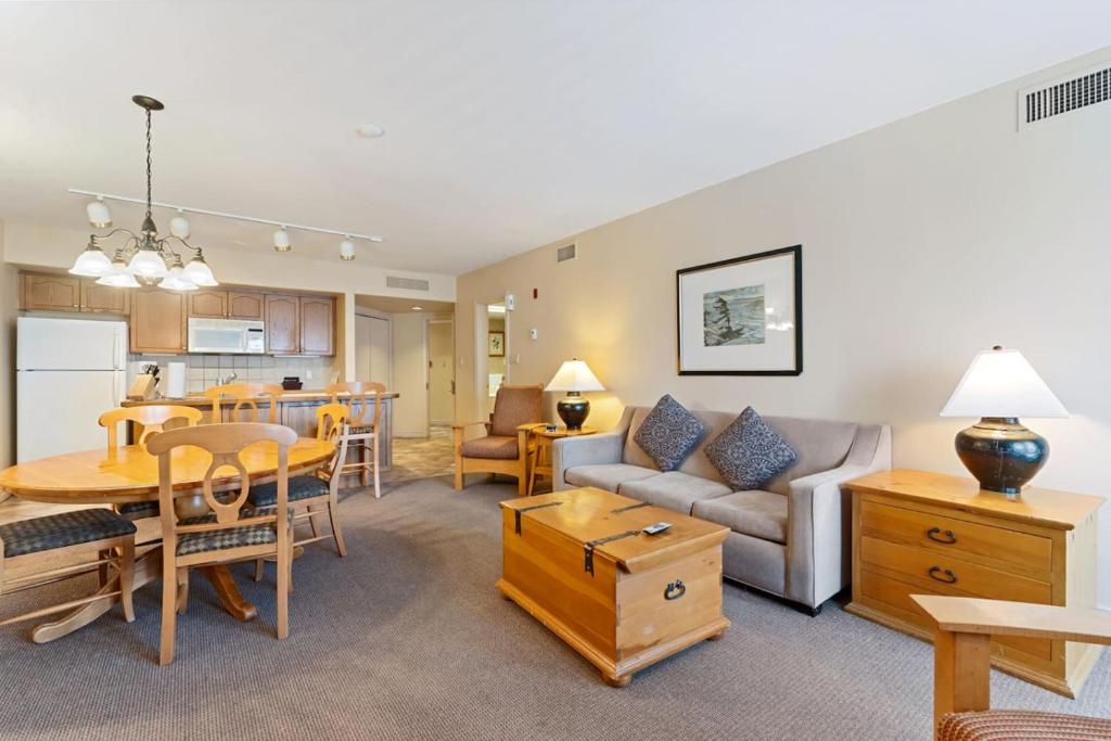 Resort Style with Balcony Hot Tub and Full Kitchen, Edgar