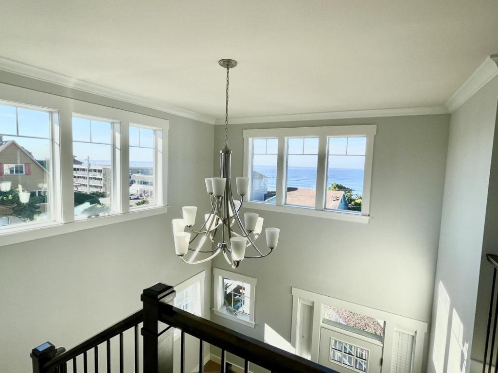 Ocean Views, Spacious Getaway, 5BR, Hot Tub, Sleeps 16, Lincoln City