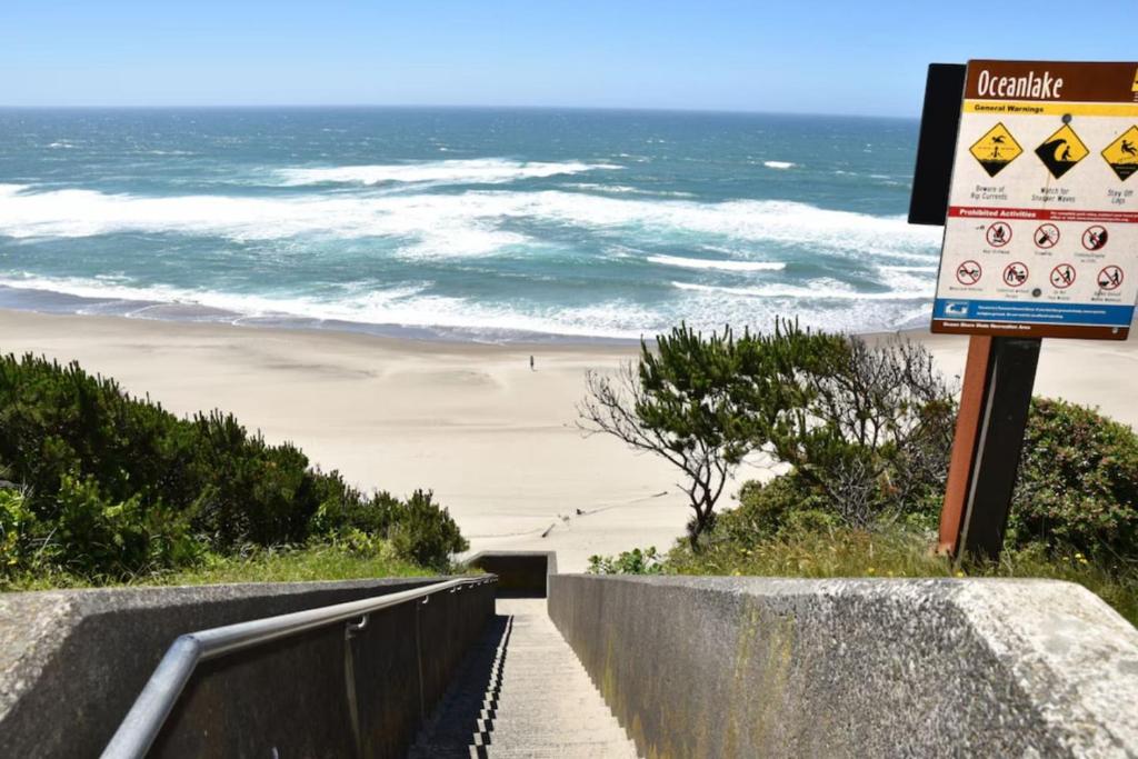 Ocean View, Hot Tub, Sleeps 10, Lincoln City