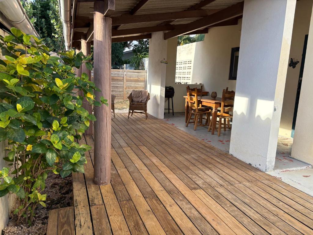 Tropical Escape - Peaceful 2BR with Nature Vibes, Willemstad