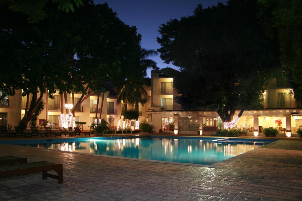 Swimming pool