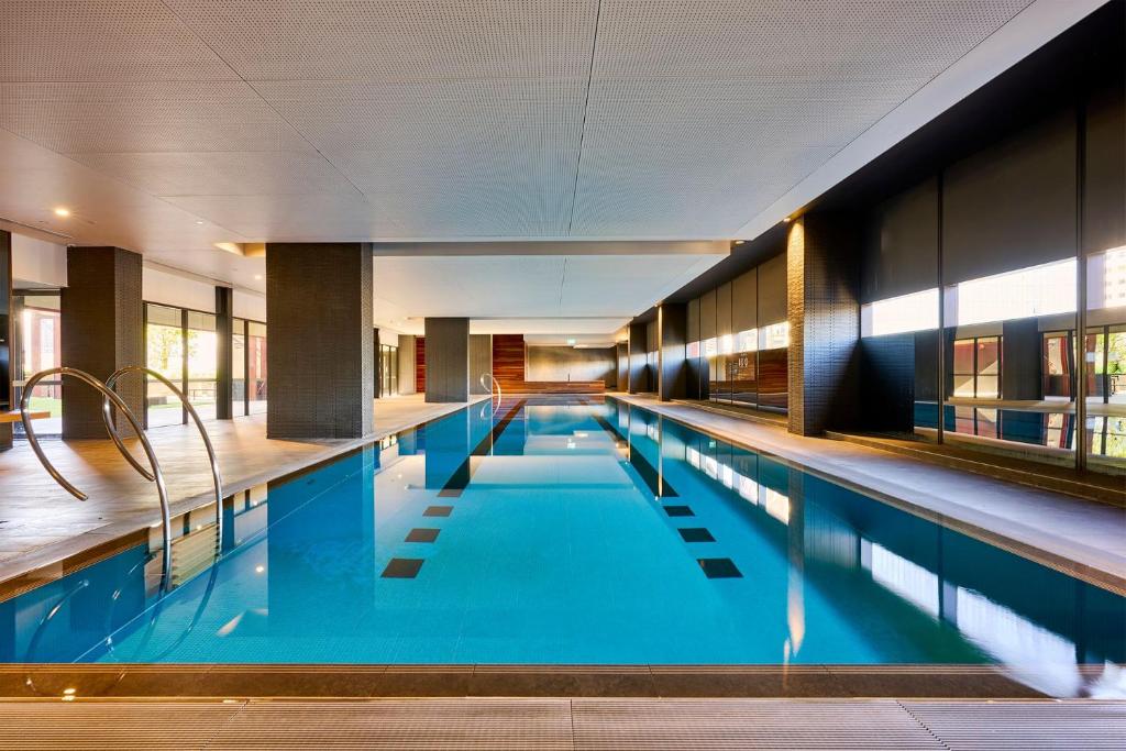 The Perfect City Pad - Elegant 1BR Near It All, Melbourne