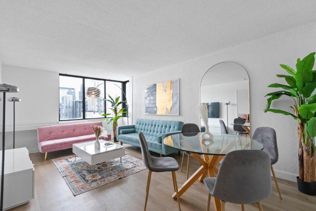 Private Apartment with Breathtaking Downtown View and Free Parking, Montreal