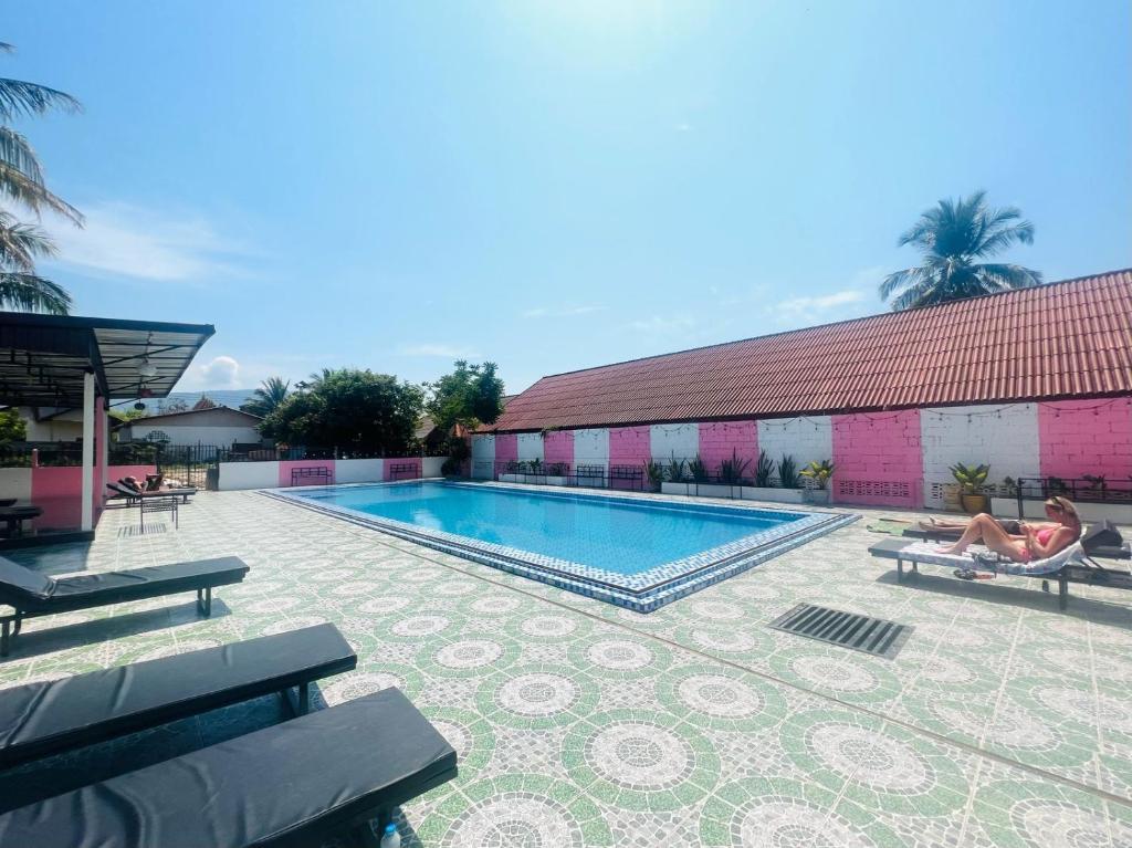 Swimming pool