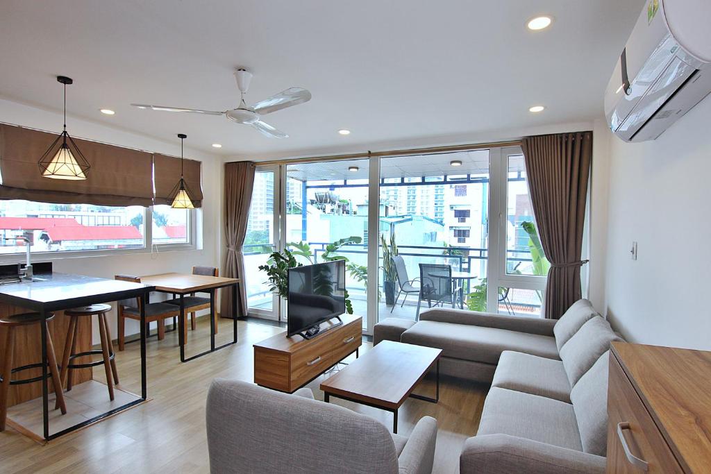 Beautiful apartment with large balcony near West Lake, Tay Ho, Ha Noi, Hanoj