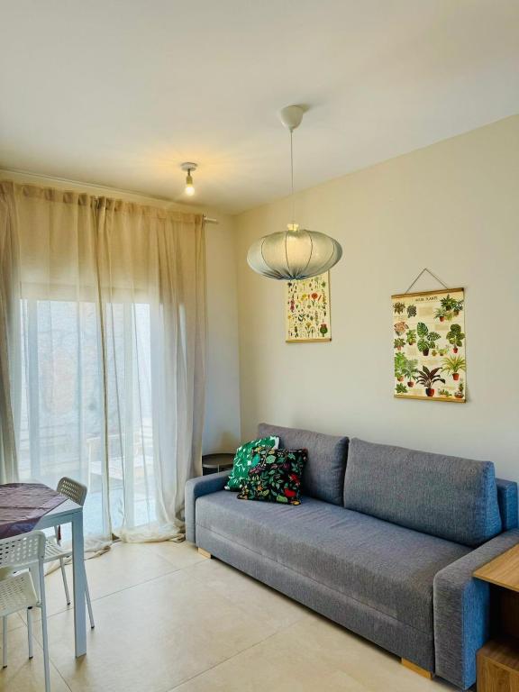 מול ים המלח, Ovnat