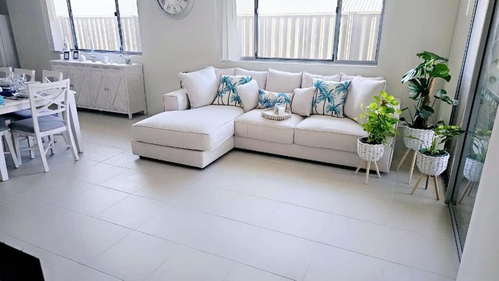 Eglinton Elegance - Hamptons Retreat, Yanchep