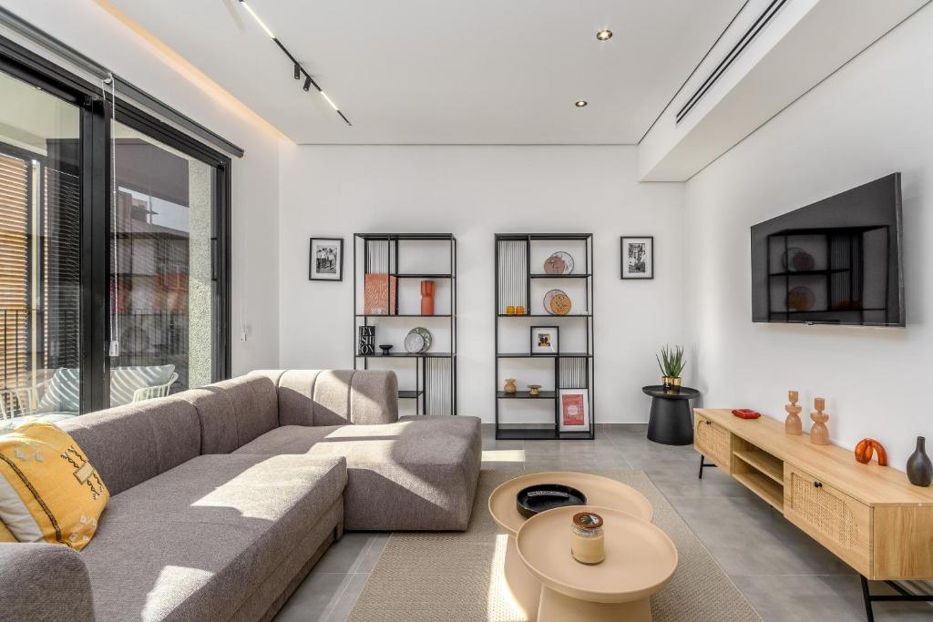 Pop and sunny by Sea U TLV, Tel Aviv