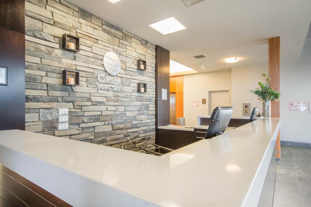 Comfort Inn & Suites photo