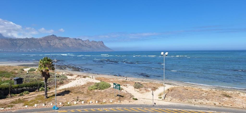 210 at Beach, Strand