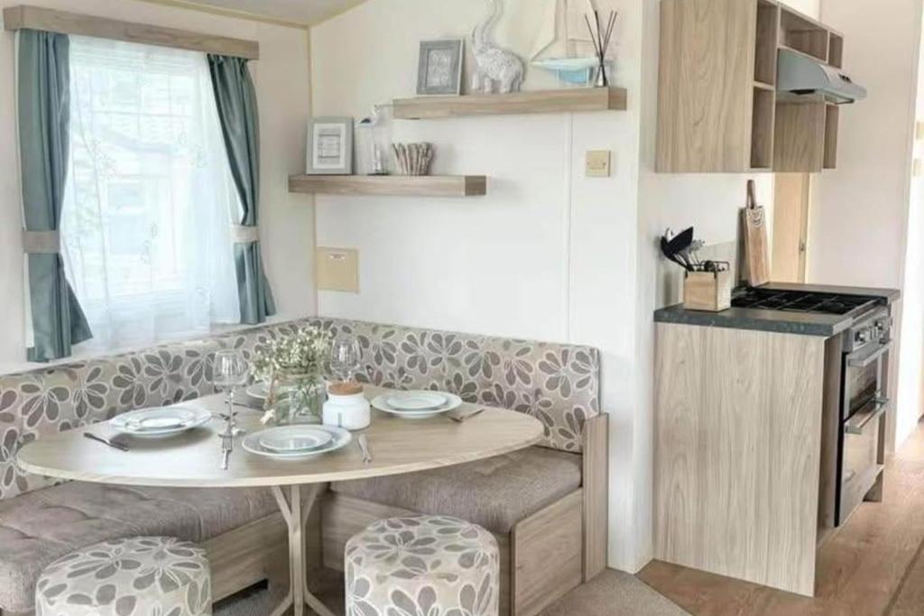 3-Bed Sleeps 8 Pet-Friendly Caravan (Haven Park near Exmouth) photo 3